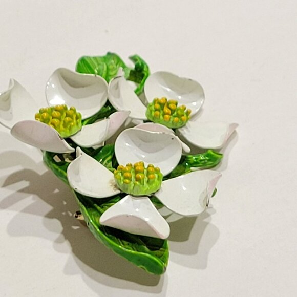 60s White & Green Enamel Dogwood Brooch 3 Flower Petal Pin Yellow Centers - Picture 2 of 11